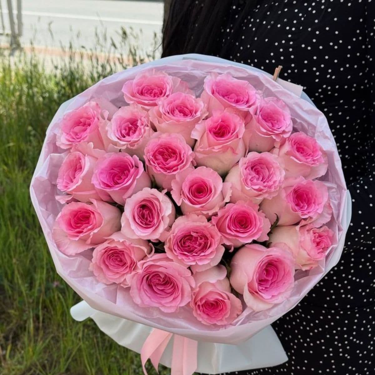 20 Pastel Pink Roses with Ruscus